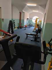 Szkolna siłownia, a hale, szatnie z prysznicami, boiska i przestrzeń sportowa jest aktualnie w remoncie. We wrześniu będzie nowiutka.