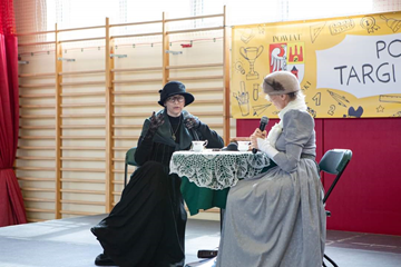 Nasza patronka Maria Skłodowska-Curie z siostrą Bronisławą w scence teatralnej w czasie targów edukacyjnych.