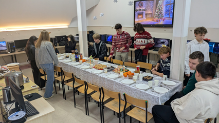 Klasy w naszej szkole są zintegrowane, bo liczy się przyjaźń, zaufanie i szacunek. Spotkanie świąteczne klasy 4.