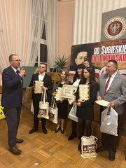 Sukcesy uczniów III LO w XIV edycji konkursu wiedzy patriotycznej o Romanie Dmowskim - I i II miejsce w kategorii esej
