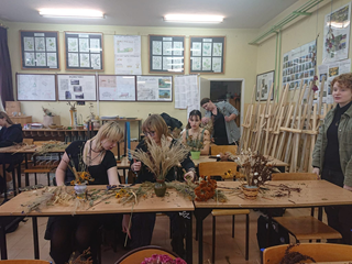 Tworzenie kompozycji kwiatowych w przez przyszłych techników architektury krajobrazu i arborystyki