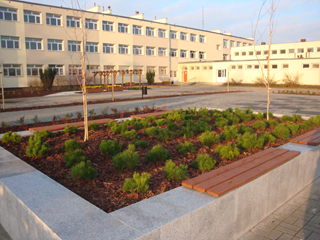 Na dziedzińcu szkolnym można odpocząć i wiosną, latem, jesienią a nawet zimą. 