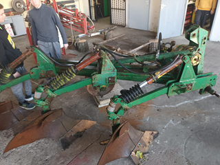 Rutynowe naprawy sprzętu rolniczego przez techników rolnictwa.