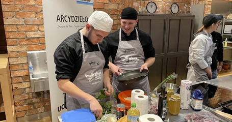 Uczniowie na Konkursie „Bitwa na drobiowe smaki”