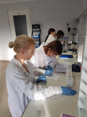 Zajęcia chemii w kosmetologii w profesjonalnej pracowni chemicznej