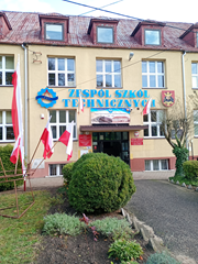 Budynek szkoły - wejście główne