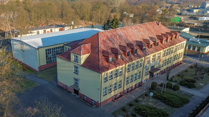 Budynek szkoły z halą sportową 