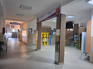 Hol na parterze szkoły