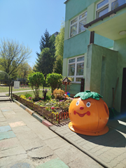 ogród przed żłobkiem