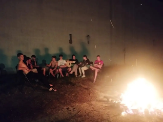 Nocny biwak w szkole