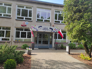 Wejście do budynku Przedszkola nr 129 im. Małych Przyjaciół