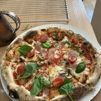 Włoska pizza wypiekana w "Ekonomiku"